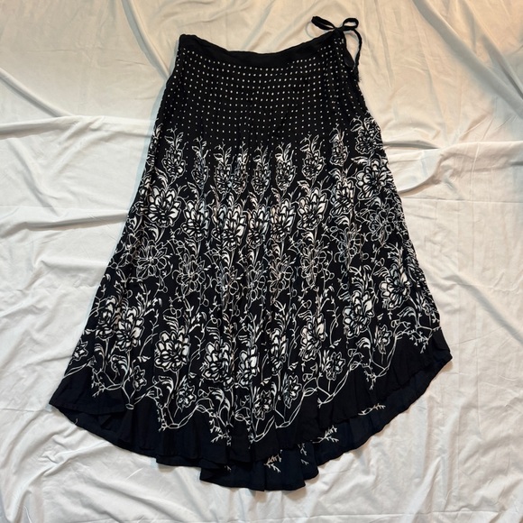 Uniti Casual Dresses & Skirts - Vintage 90s Elegant Black and White Floral Midi Fairy Skirt w Asymmetrical Hem